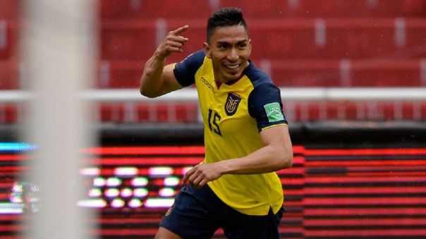 Ángel Mena sufrió lesión en la rodilla. ¿Jugará ante Perú?